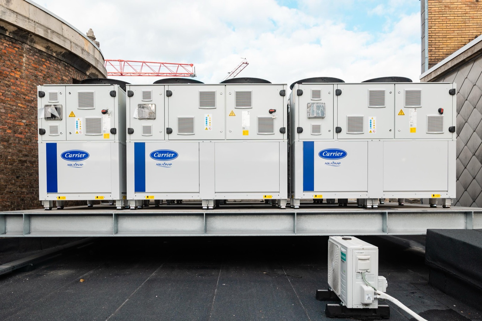 Warmtepompen en chillers op een platform op het dak