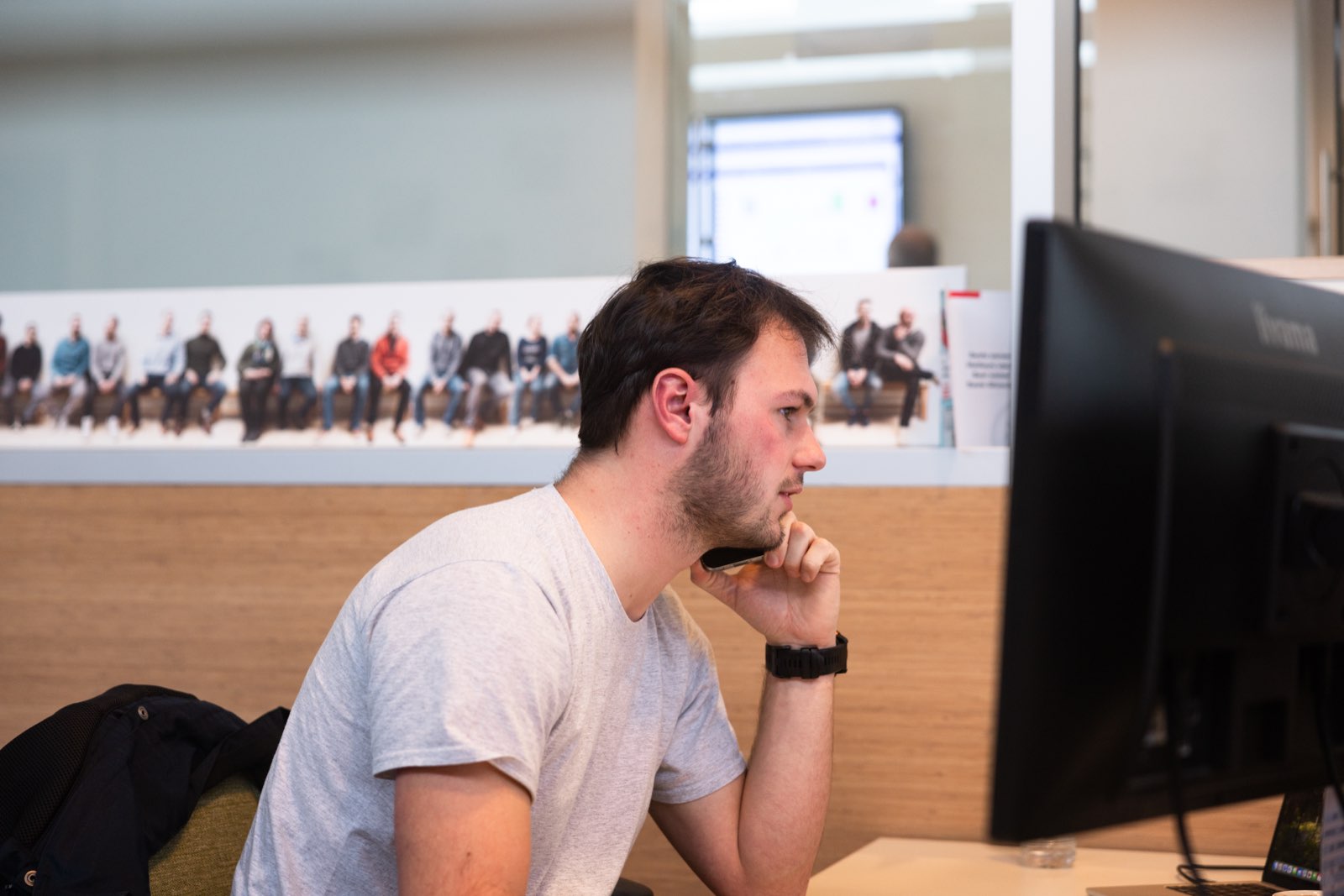 Service manager aan de telefoon achter zijn scherm