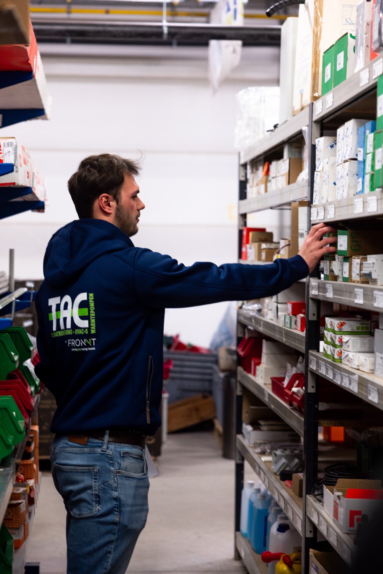 Collega haalt materiaal uit het magazijn