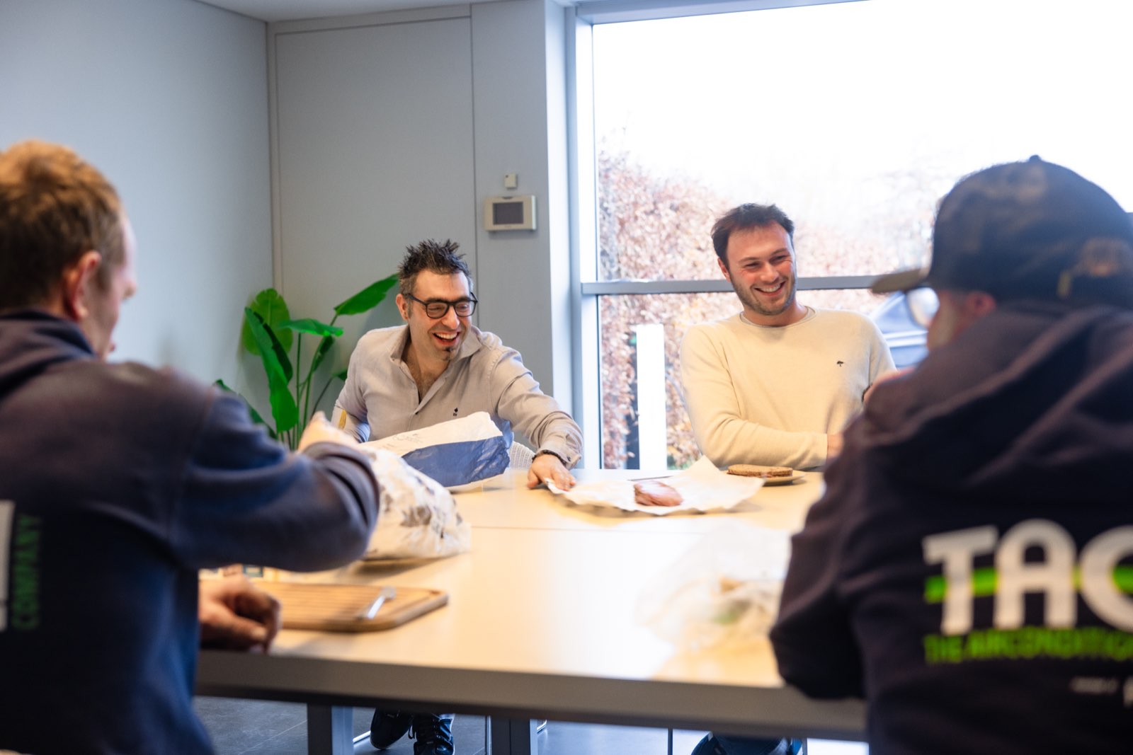 Collega’s van TAC tijdens de lunch op kantoor