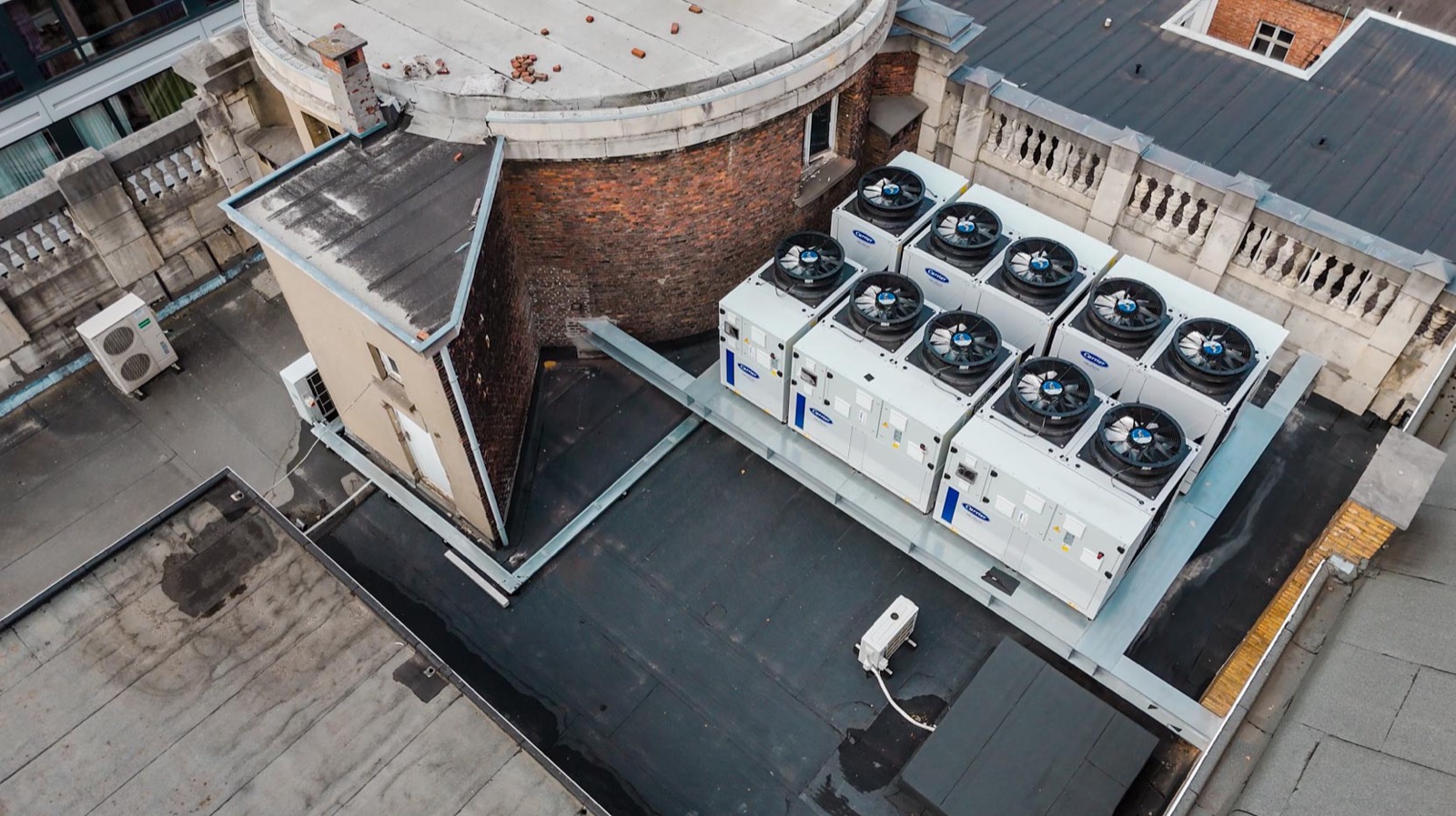 Buitenunits van warmtepompen op een dak in de stad