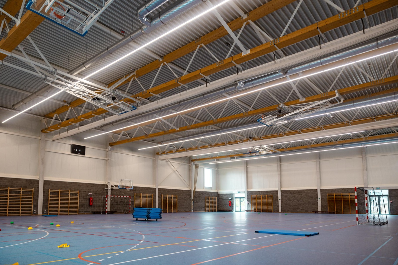 Nieuwe sporthal met ventilatiekanalen