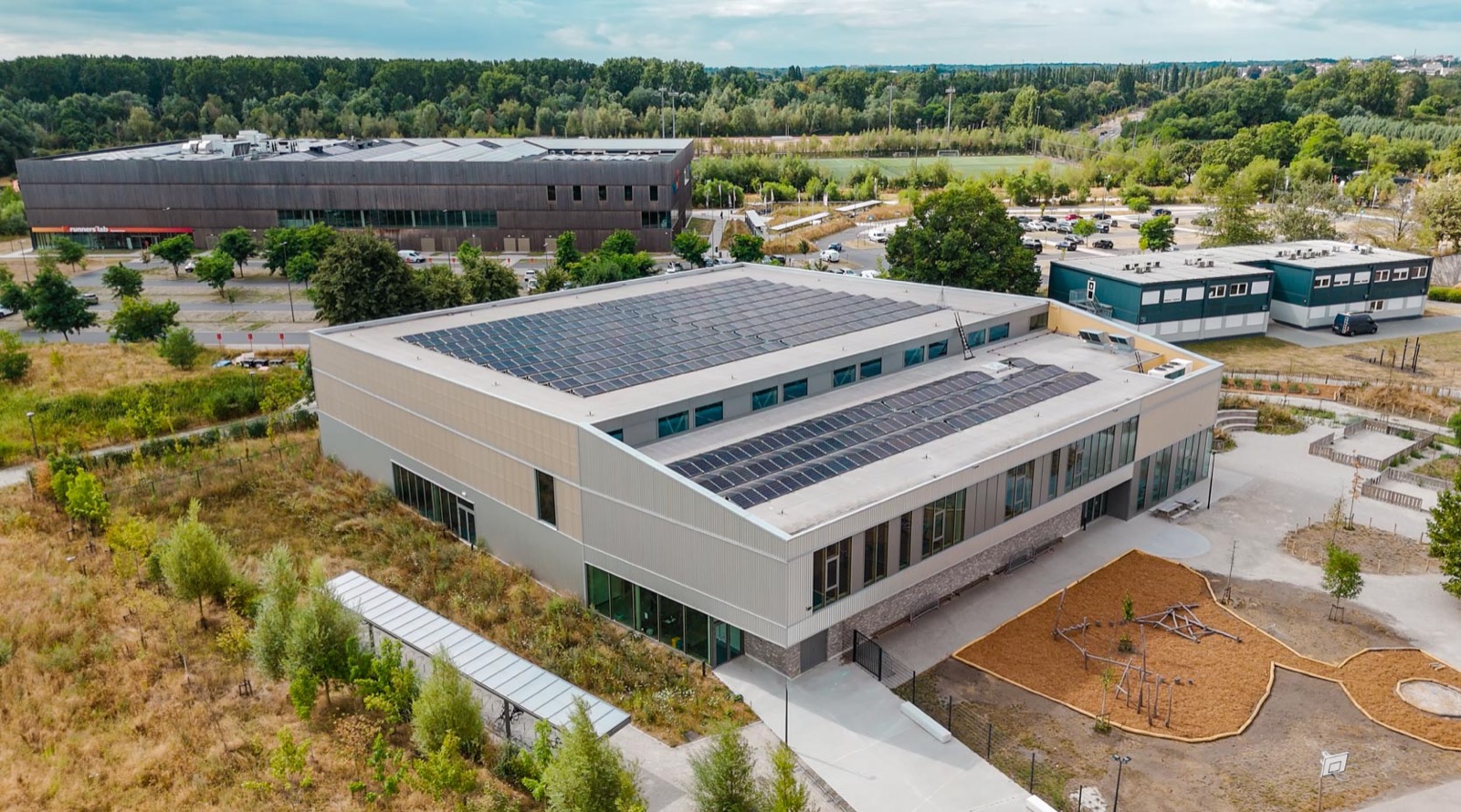 Luchtfoto van een nieuwbouwcampus met zonnepanelen op het dak
