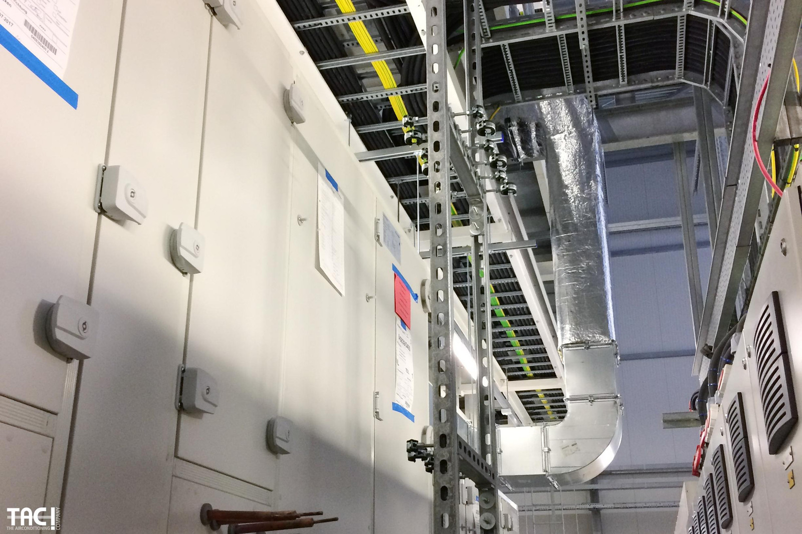 Geïsoleerde luchtkanalen boven de serverrekken van Colt Data Center