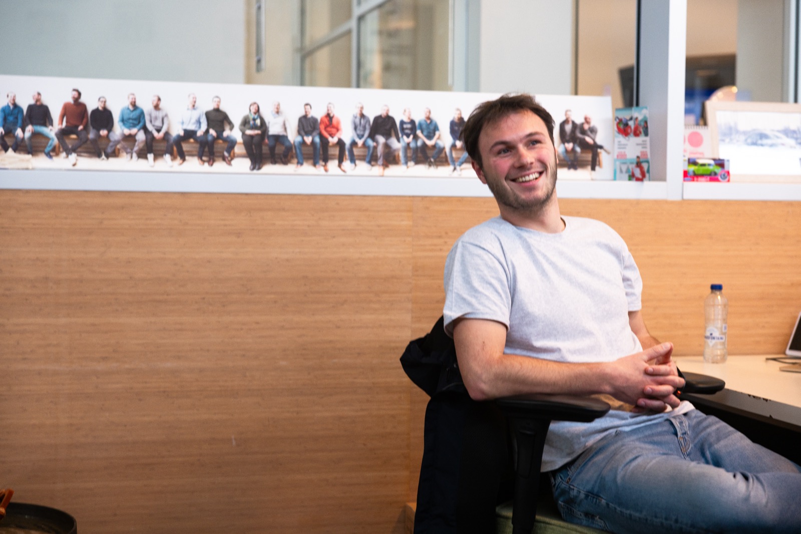Ontwerper van de studiedienst achter zijn scherm