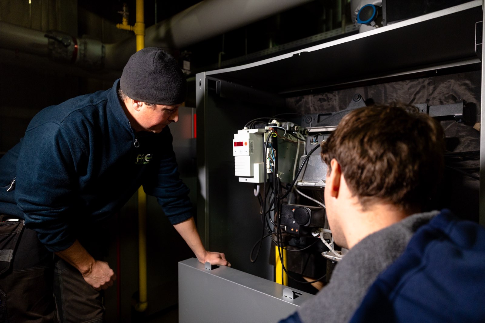 Service technieker voert onderhoud uit aan een installatie