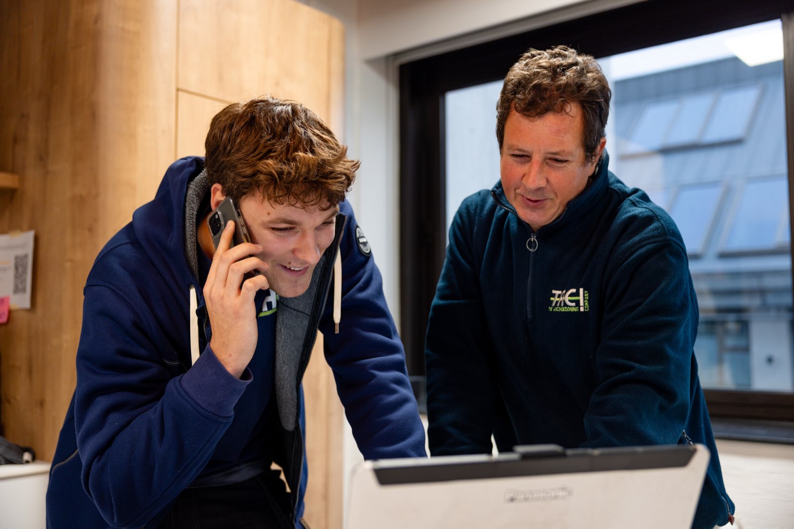 Technieker in overleg tijdens een service-oproep