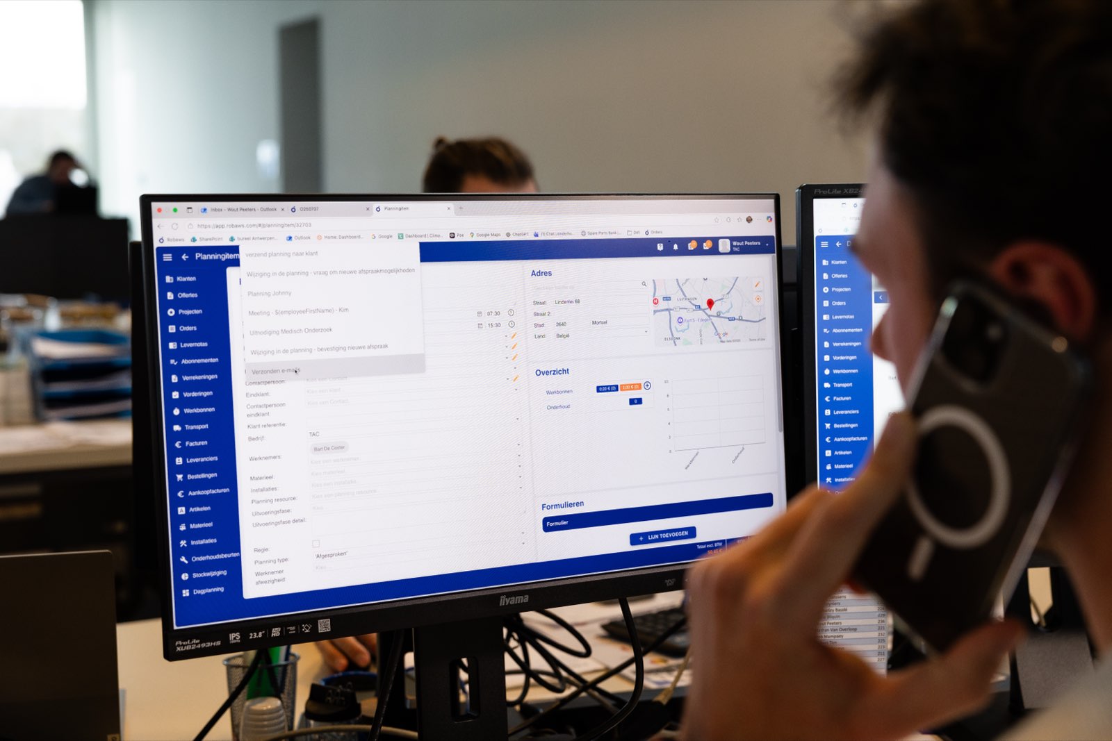 Gebouwbeheersysteem op de laptop van een technieker