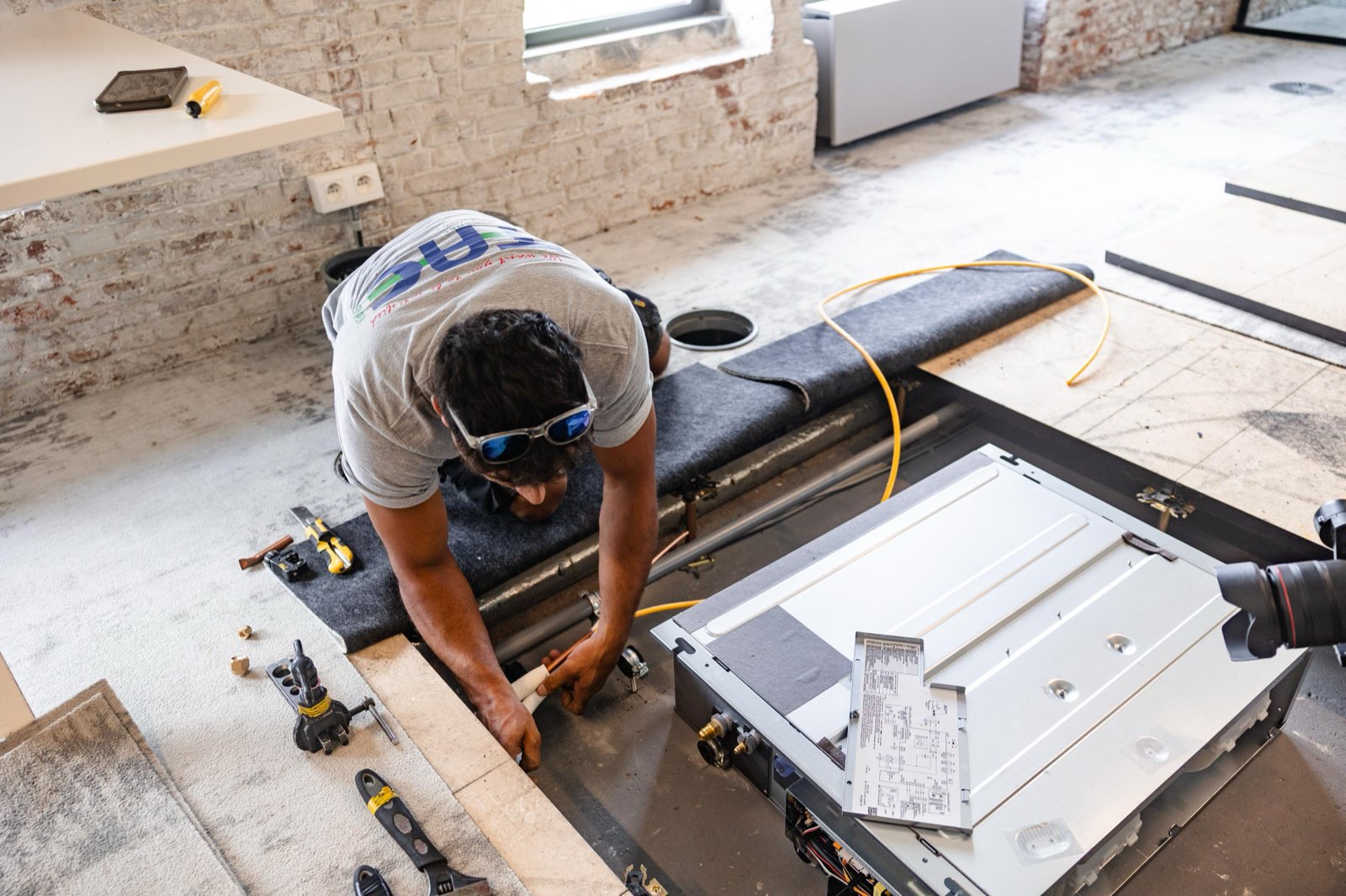 Technieker installeert een vloerconvector