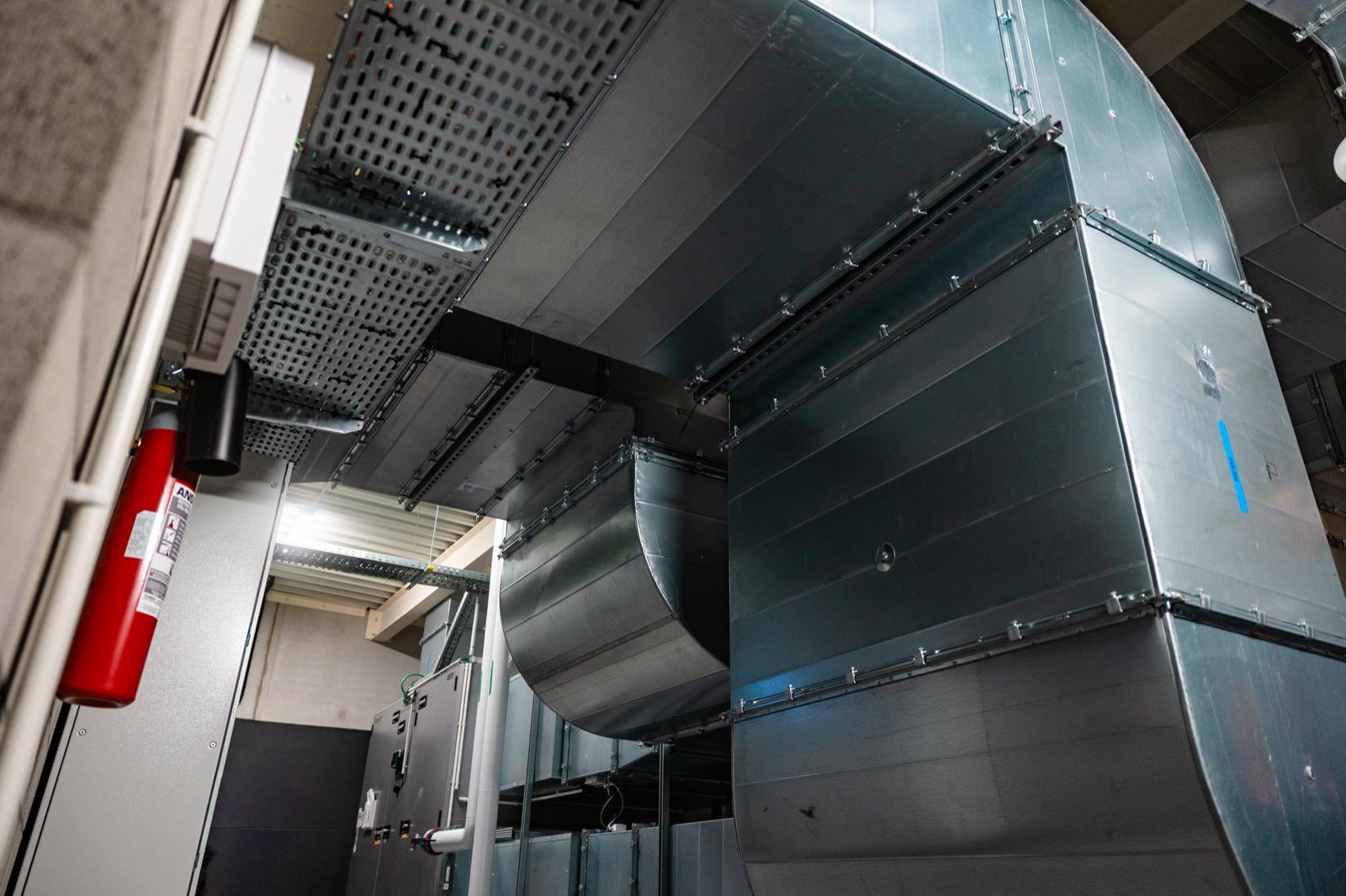 Nieuw geplaatste ventilatiekanalen in een technische ruimte